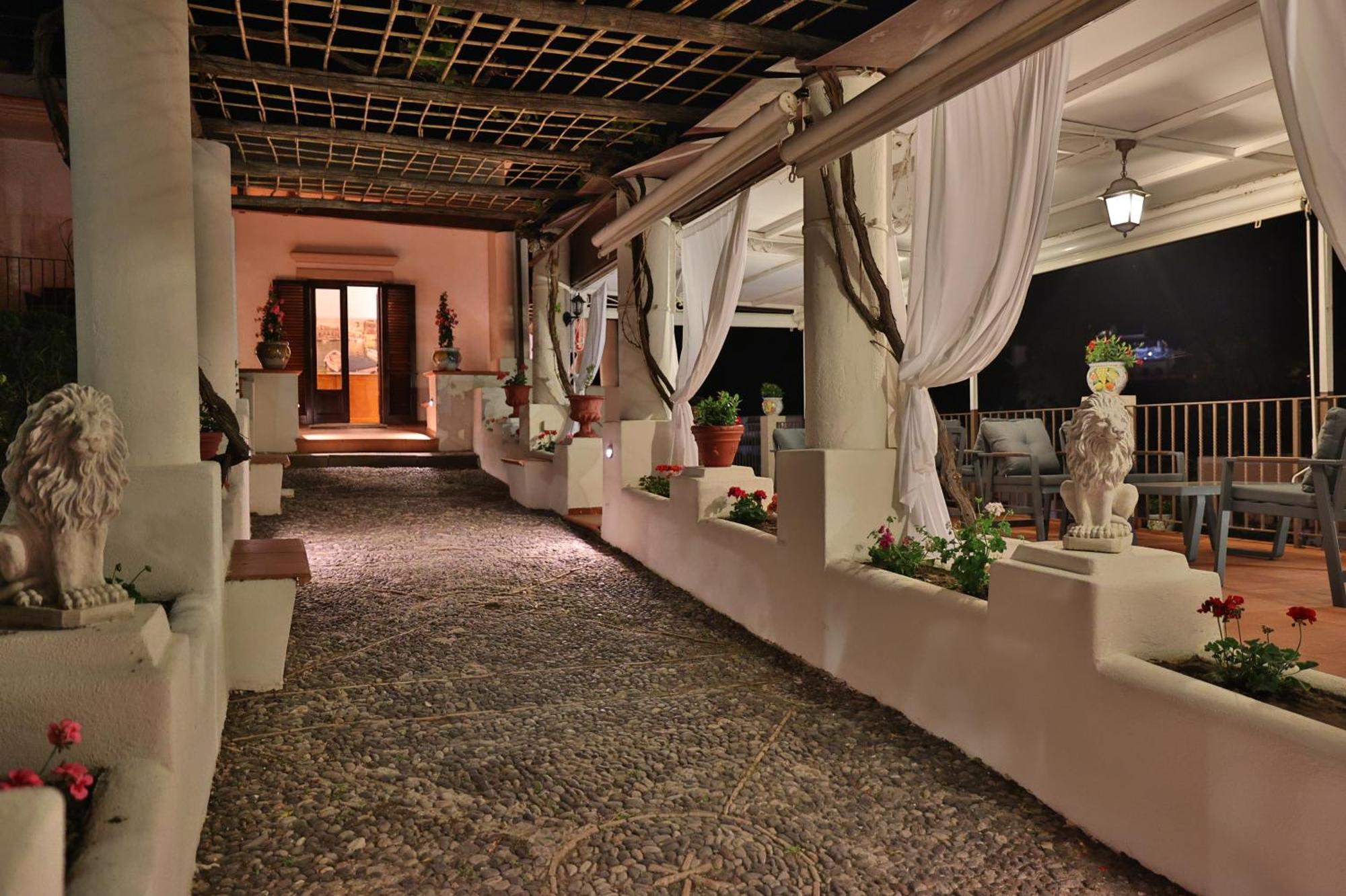 Hotel Villa Cute - Hvc Липари Екстериор снимка